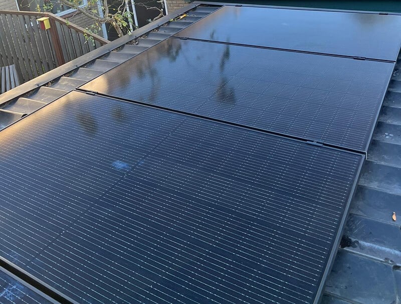 Full black zonnepanelen in Overijssel op golfplaten dak