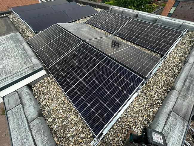 zonnepanelen op plat dak