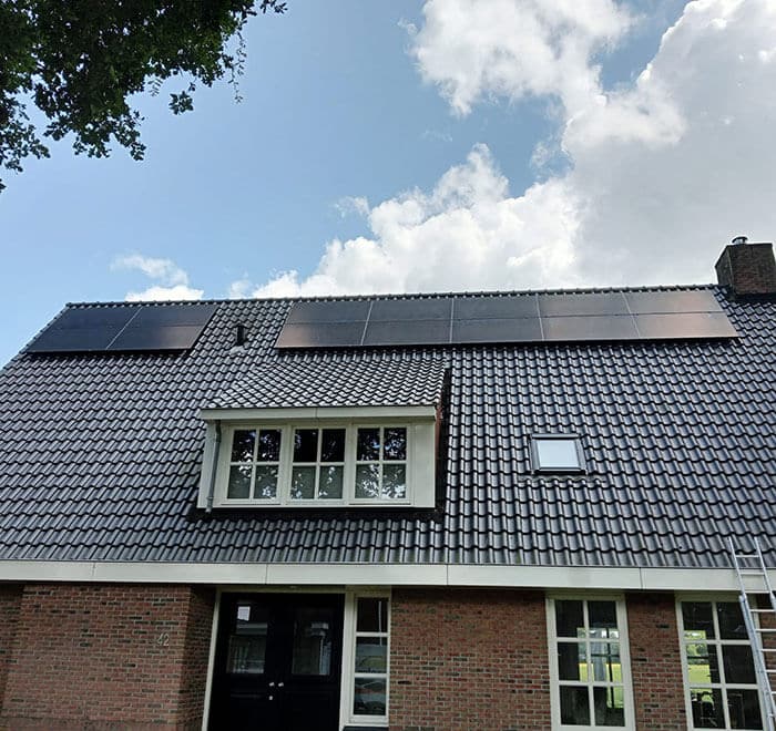 Duurzaam zonne-energie systeem op schuin dak