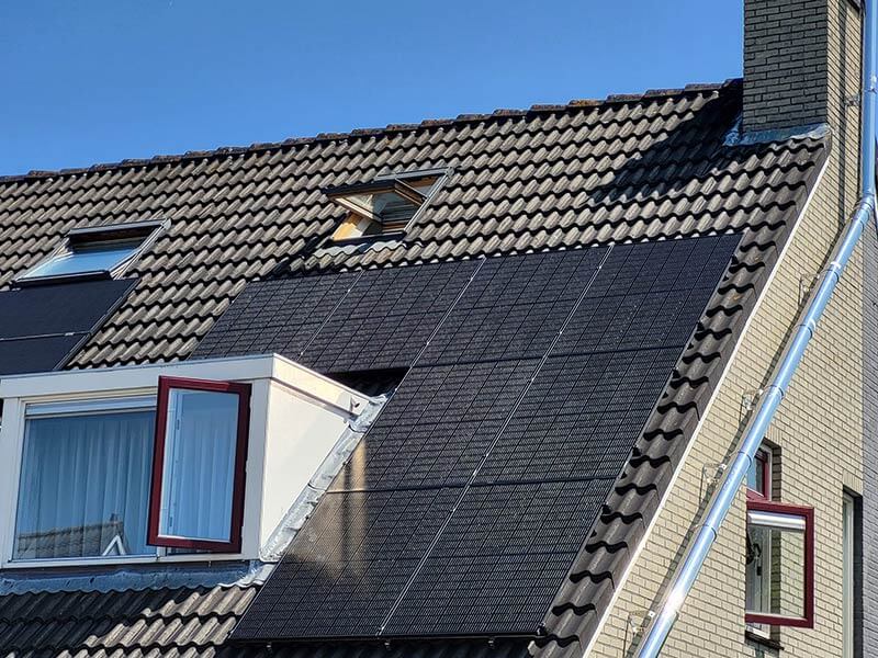 Zonnepaneel systeem op rijtjeswoning met schuin dak