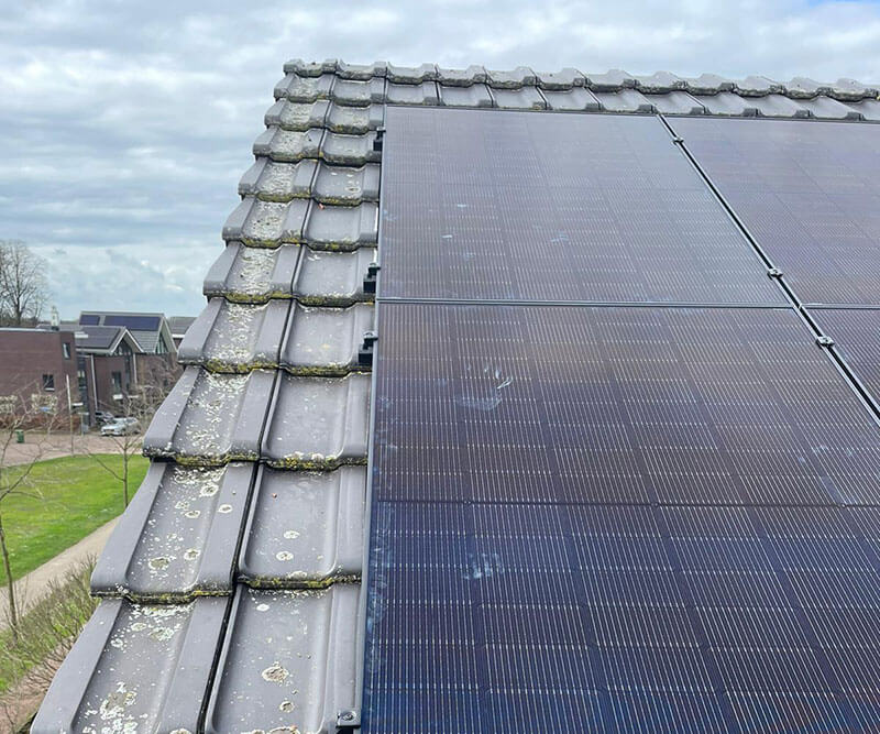 Zonnepanelen op schuin dak in Deventer